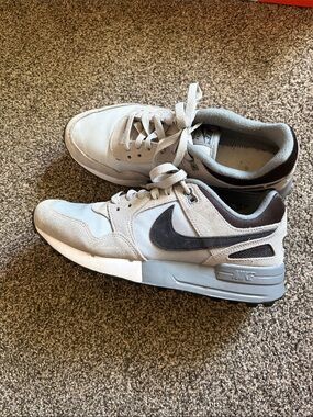 Nike Men's or Women’s Light Gray and Black Casual Golf Shoes